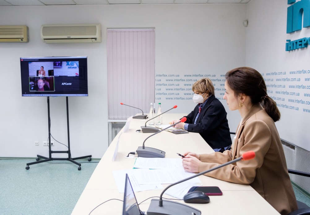 Юлія Тищенко та Вероніка Селега під час презентації за результатами загальнонаціонального дослідження