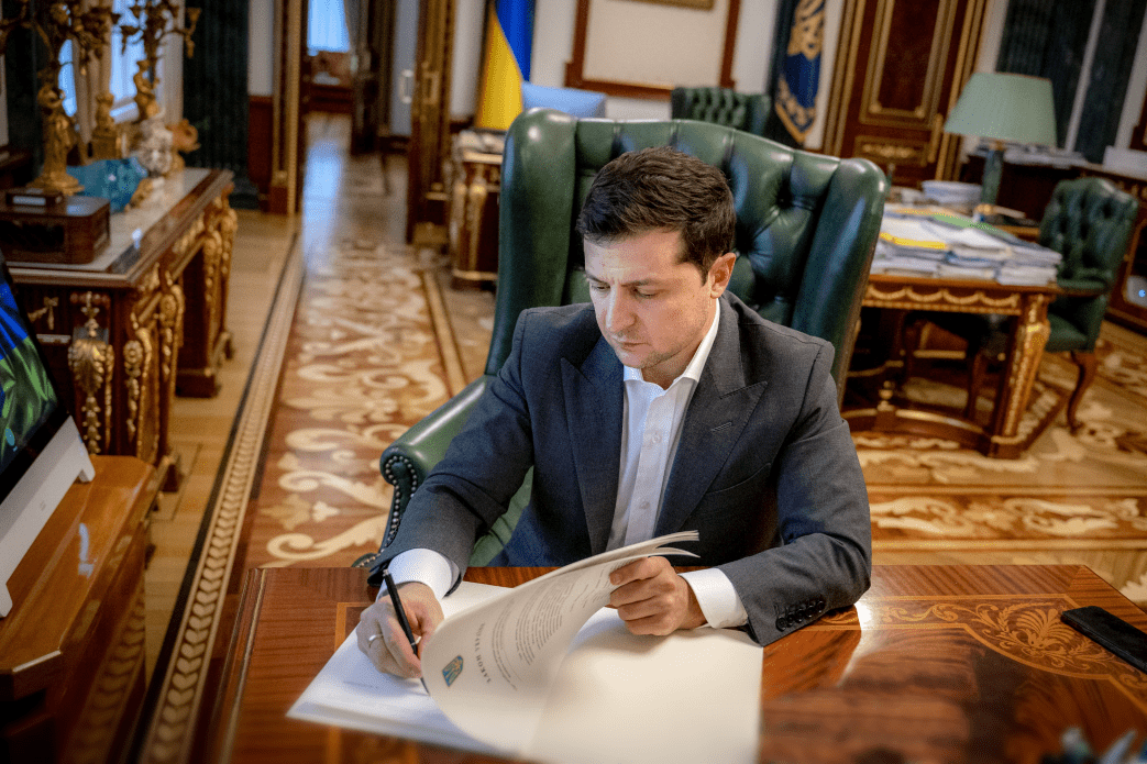 Володимир Зеленський підписує указ Про забезпечення створення безбар’єрного простору в Україні